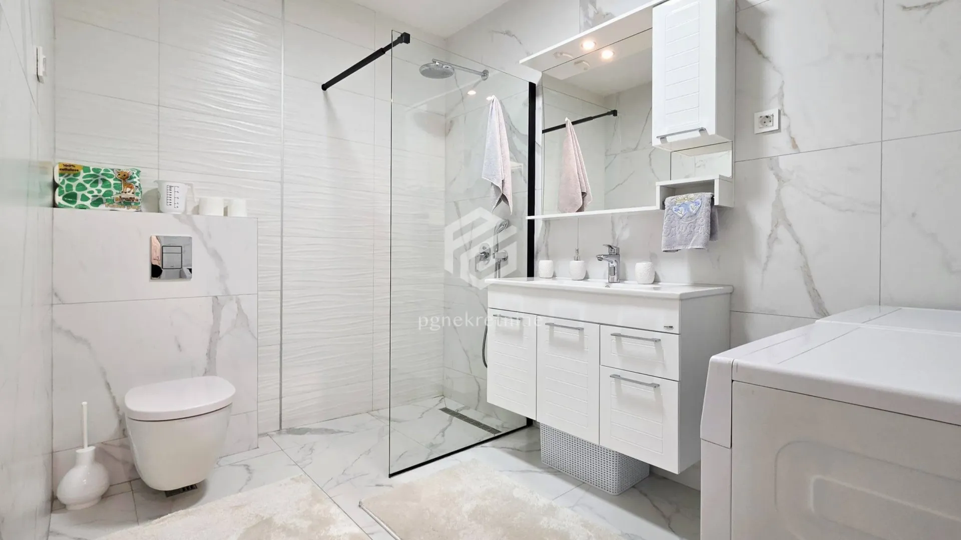 Izdavanje, dvosoban stan, 88m², Centar, Podgorica
