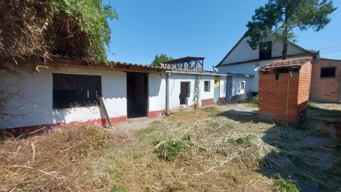 Pogled na dvorište sa pomoćnim objektima i kućom u pozadini. - image 6