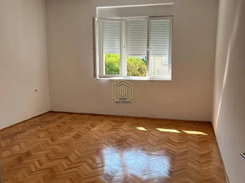 Izdavanje, dvosoban stan, 69m², Centar, Podgorica - image 2