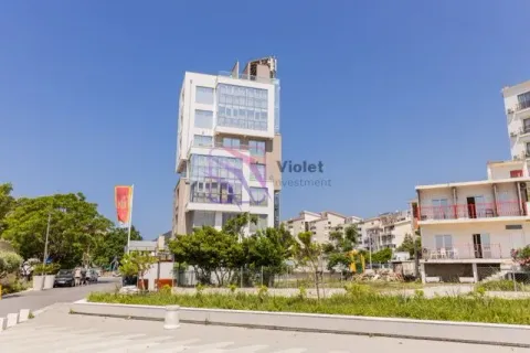 Pogled na spoljašnjost moderne stambene zgrade sa okolnim okruženjem. - image 21