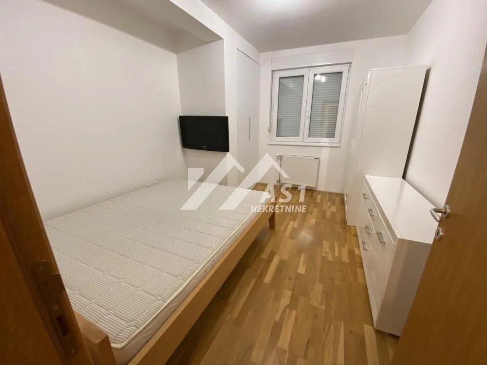 Izdavanje, dvosoban stan, 39m², Centar, Novi Sad