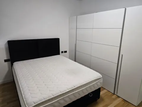 Spavaća soba sa bračnim krevetom i velikim bijelim garderoberom. - image 6
