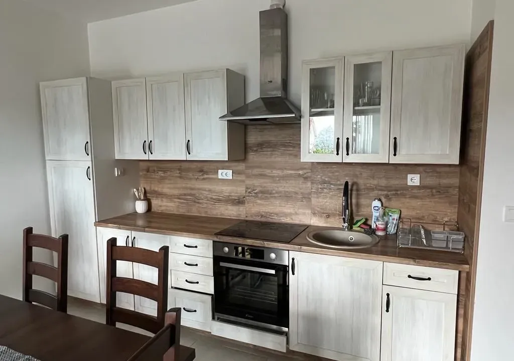 Izdavanje, dvosoban stan, 80m², Kalimanj, Tivat