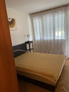 Jednostavno namještena spavaća soba sa bračnim krevetom i noćnim ormarićem. - image 15