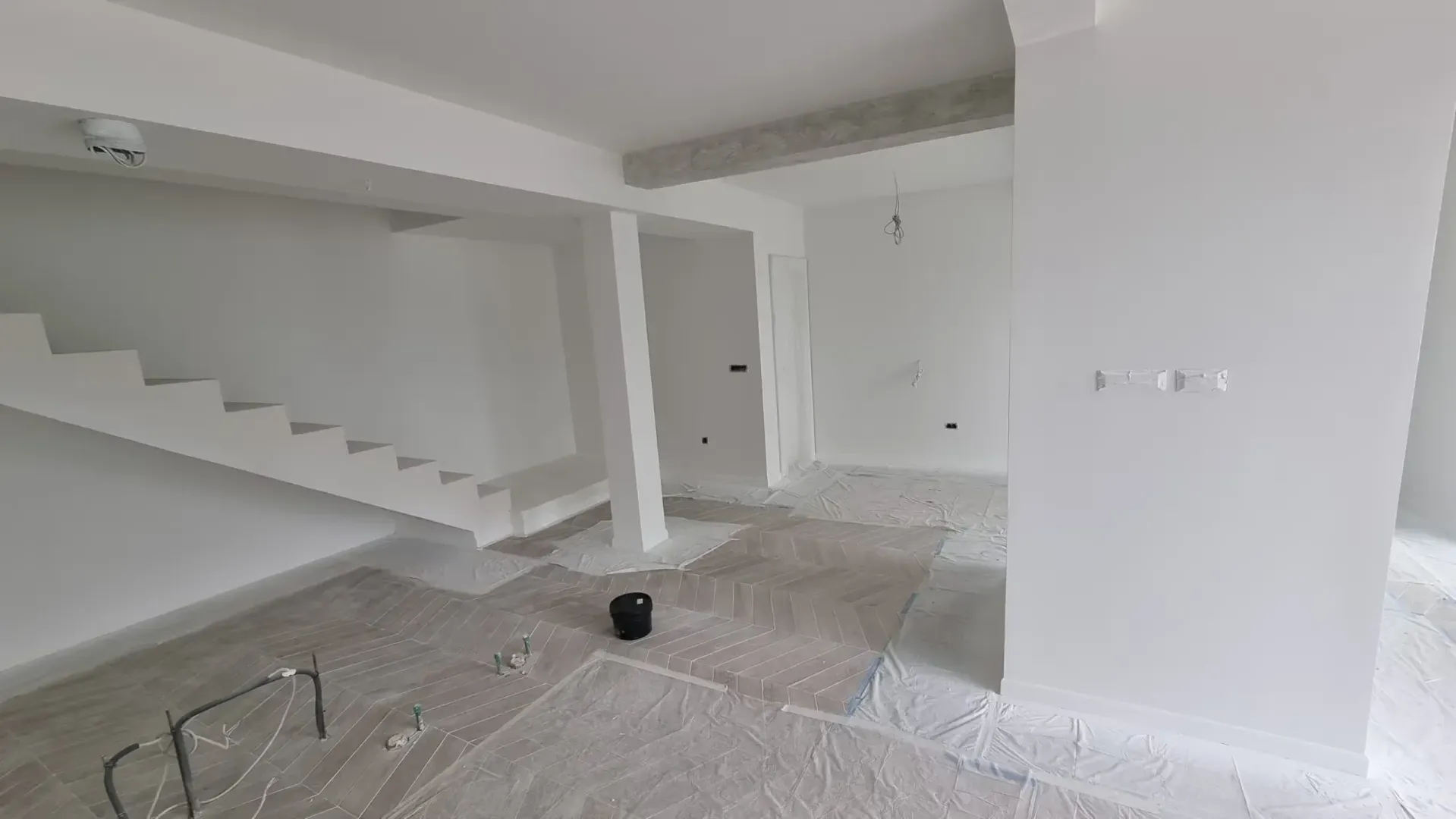 Unutrašnjost nenamještenog prostora u fazi renoviranja sa stepeništem.
