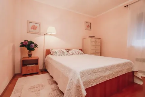 Uređena spavaća soba sa bračnim krevetom, komodom i noćnim stočićem. - image 6