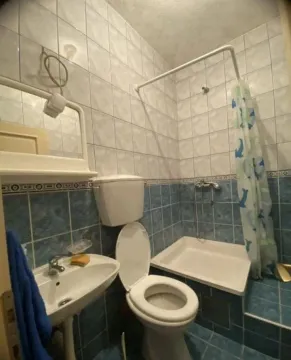 Manje kupatilo sa pločicama, umivaonikom, šoljom i tuš kadom. - image 9