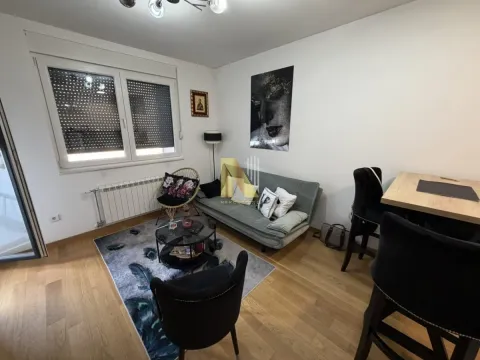 Dnevna soba sa garniturom, stočićem i trpezarijskim stolom. - image 2
