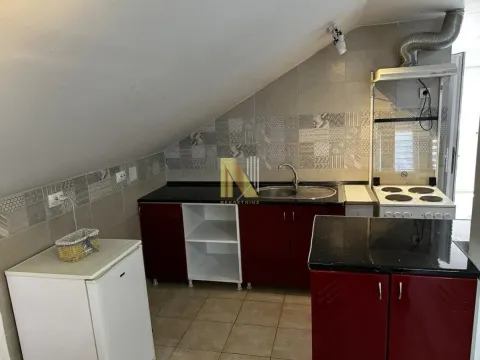 Manja kuhinja u potkrovlju sa crvenim elementima i sudoperom. - image 5