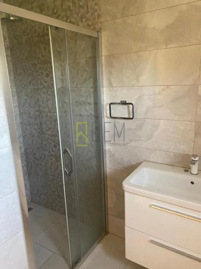 Izdavanje, trosoban stan, 125m², Vranići, Podgorica