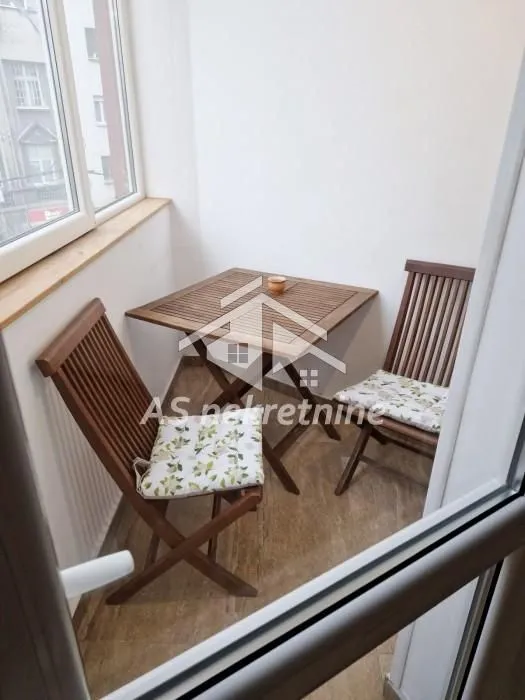 Izdavanje, poslovni prostor, 72m², Kalenić Pijaca, Vračar Sve Podlokacije