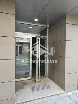 Glavni ulaz u stambenu zgradu sa staklenim vratima i popločanim stepeništem. - image 16
