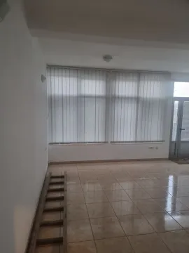 Prazna prostorija sa keramičkim pločicama i velikim prozorima sa žaluzinama. - image 24