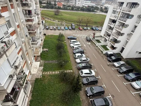 Izdavanje, trosoban stan, 70m², Centar, Bar - image 2
