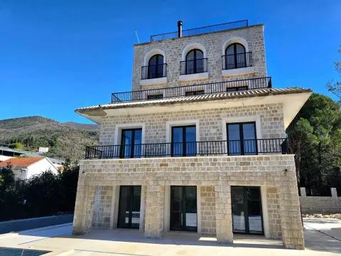Prodaja, kuća, 374m², Tivat, Crna Gora - image 1