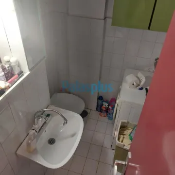 Manje kupatilo sa umivaonikom, WC šoljom i veš mašinom. - image 7