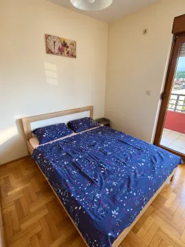 Spavaća soba sa bračnim krevetom i izlazom na terasu. - image 6