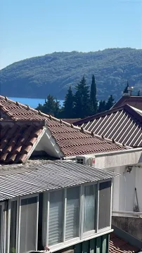 Pogled sa terase na krovove kuća, brda i more. - image 13