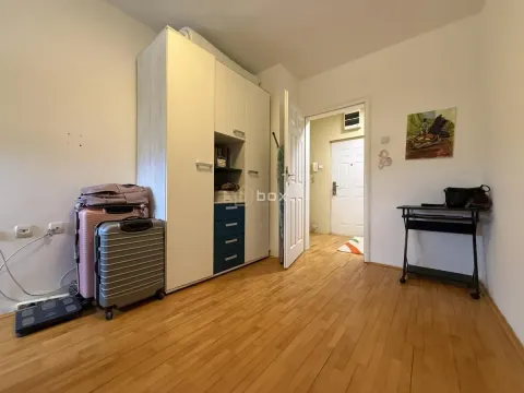 Manja soba sa ormanom, koferima i drvenim podom. - image 15