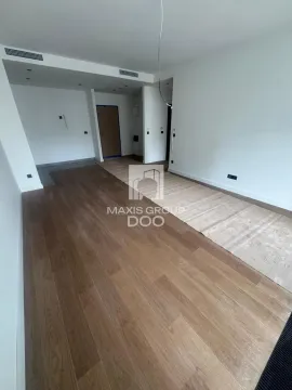 Prazna prostorija sa drvenim podom i belim zidovima. - image 7