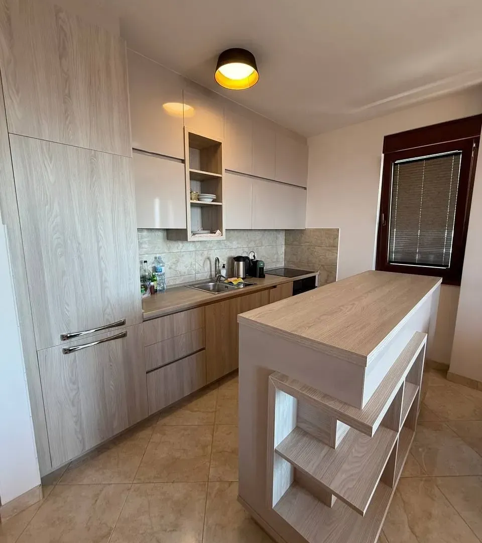 Izdavanje, dvosoban stan, 120m², Bečići, Budva
