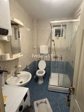 Kompaktno kupatilo sa tuš kabinom, umivaonikom i toaletom. - image 6