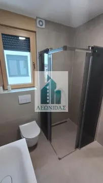 Savremeno opremljeno kupatilo sa tuš kabinom, WC šoljom i prozorom. - image 24