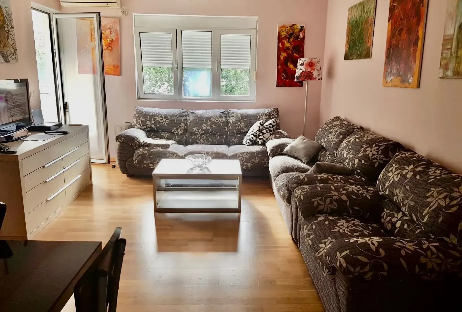 Izdavanje, dvosoban stan, 70m², Lazi, Budva