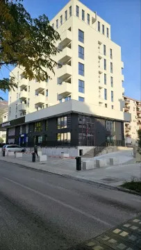 Pogled sa ulice na noviju višestambenu zgradu sa poslovnim prostorom u prizemlju. - image 16