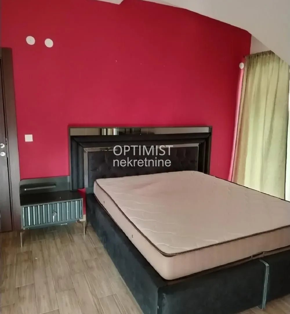 Izdavanje, četvorosoban stan, 220m², Surčin, Beograd