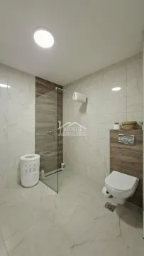 Moderno kupatilo sa tuš kabinom sa staklenom pregradom i konzolnom wc šoljom. - image 12