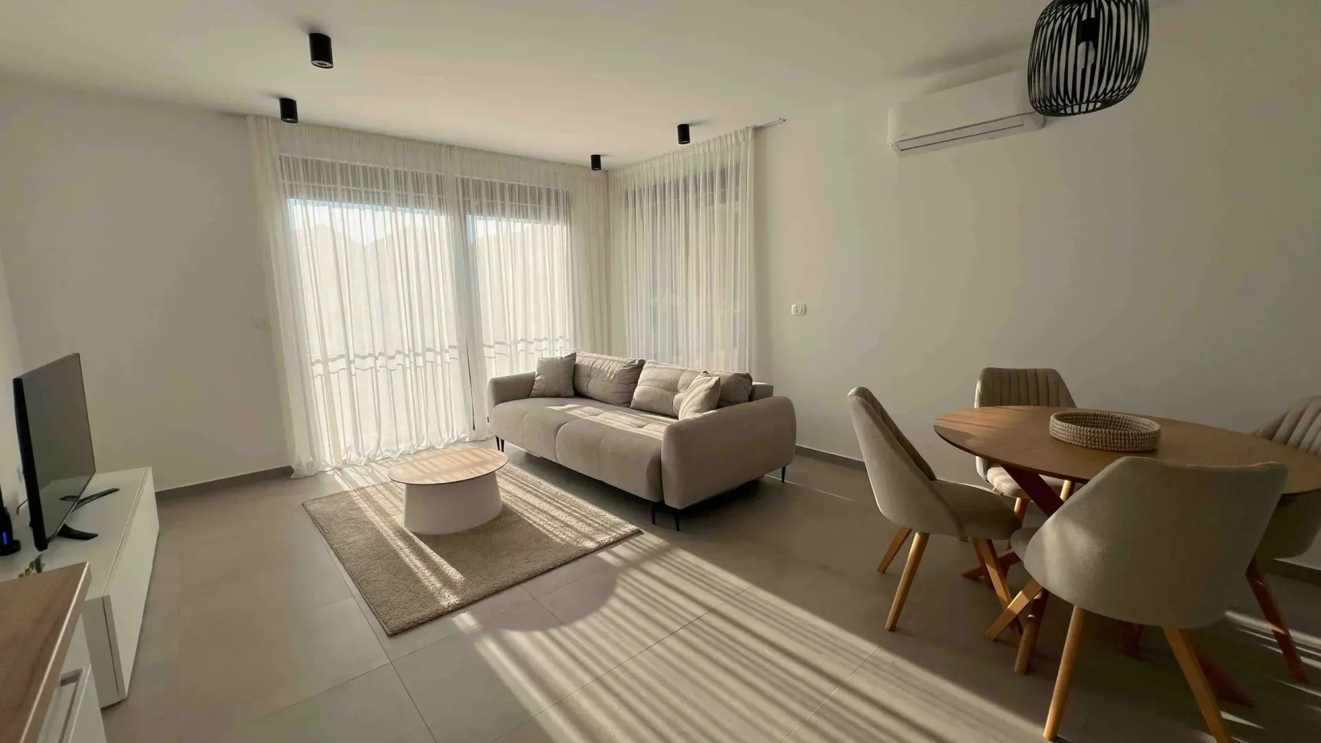 Izdavanje, stan, 70m², Tivat, Crna Gora