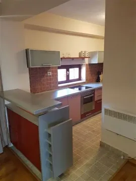 Praktična kuhinja sa šankom i ugradnom tehnikom. - image 3