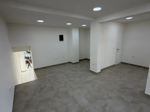 Prodaja, poslovni prostor, 57m², 1 maj, Podgorica - image 1