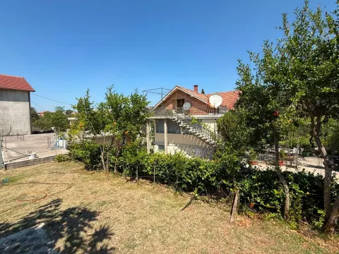 View of the yard and the exterior of the house with greenery. - image 5