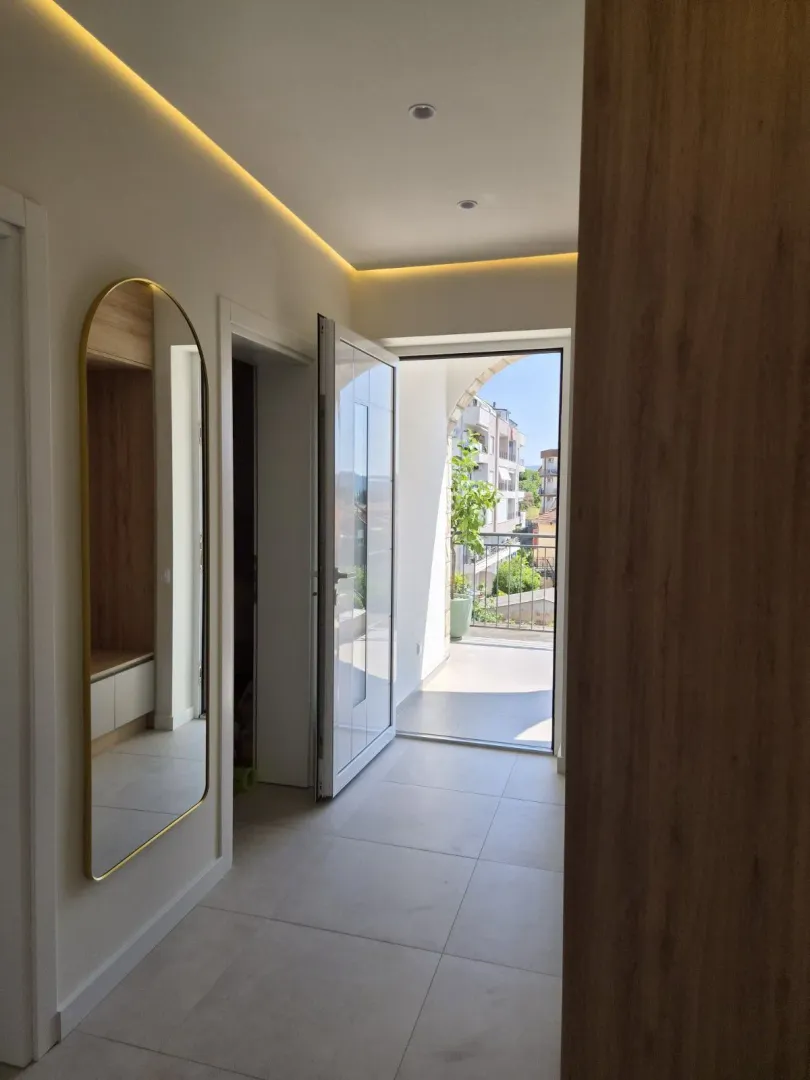 Izdavanje, dvosoban stan, 84m², Kalimanj, Tivat