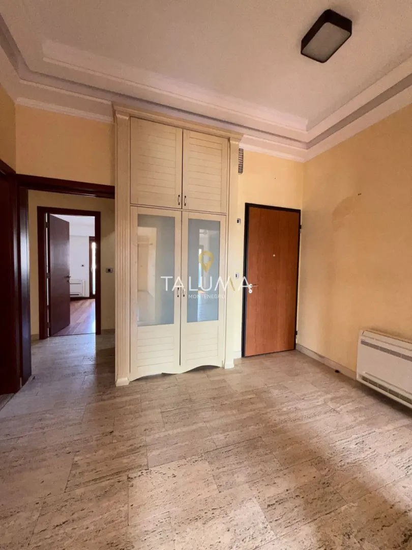 Izdavanje, trosoban stan, 138m², Preko Morače, Podgorica