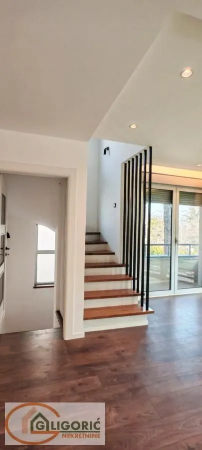 Izdavanje, kuća, 195m², Banovo Brdo, Beograd