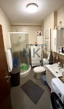 Kupatilo opremljeno tuš kabinom, umivaonikom i veš mašinom. - image 13