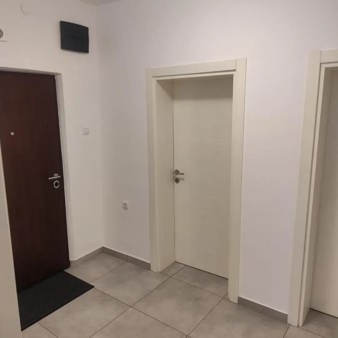 Izdavanje, dvosoban stan, 90m², Gorica C, Podgorica