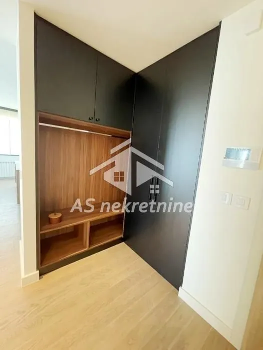 Izdavanje, četvorosoban stan, 152m², Savski Venac, Beograd