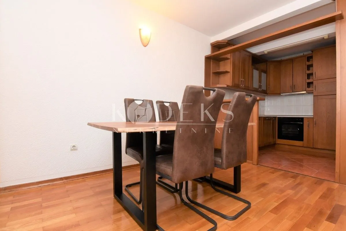 Izdavanje, dvosoban stan, 75m², Stara Varoš, Podgorica