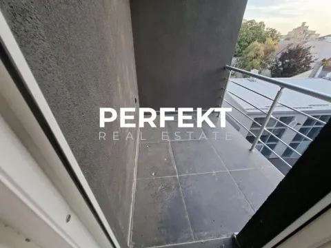 Manji zatvoreni balkon sa tamnim pločicama i metalnom ogradom. - image 10