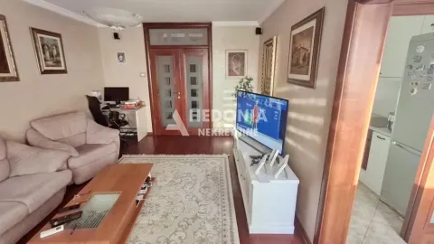 Dnevna soba sa garniturom, TV-om i radnim stolom. - image 4