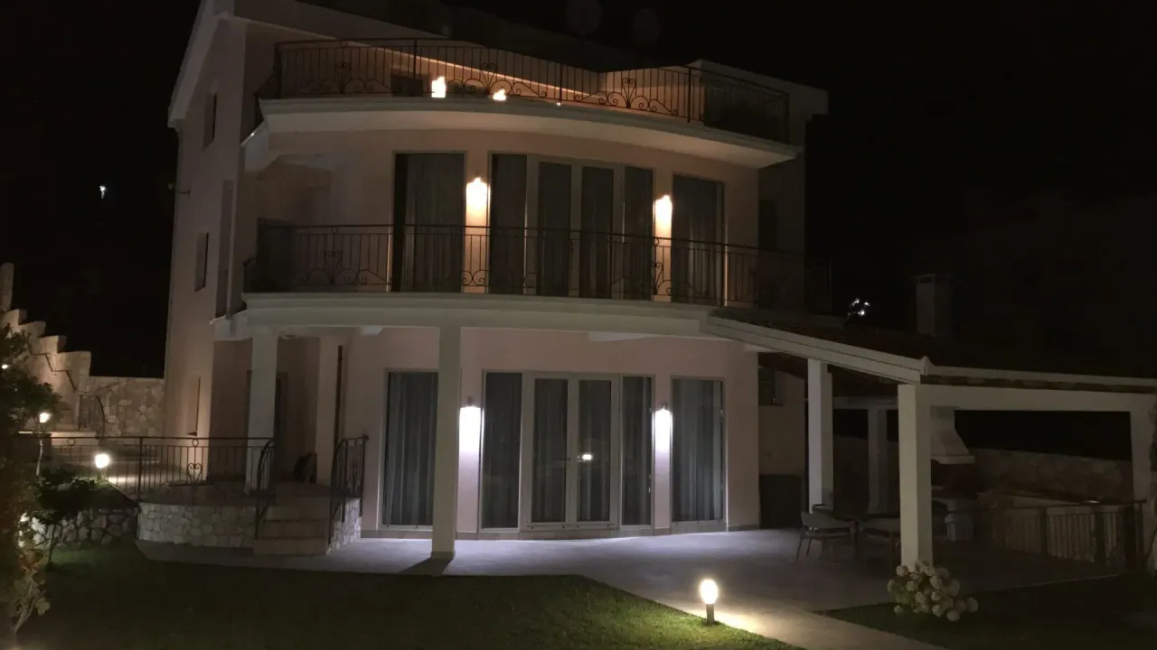 Sale, house, 330m², Utjeha, Bar