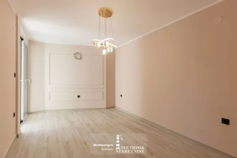 Prazna svijetla soba sa parketom na podu i modernim lusterom. - image 7