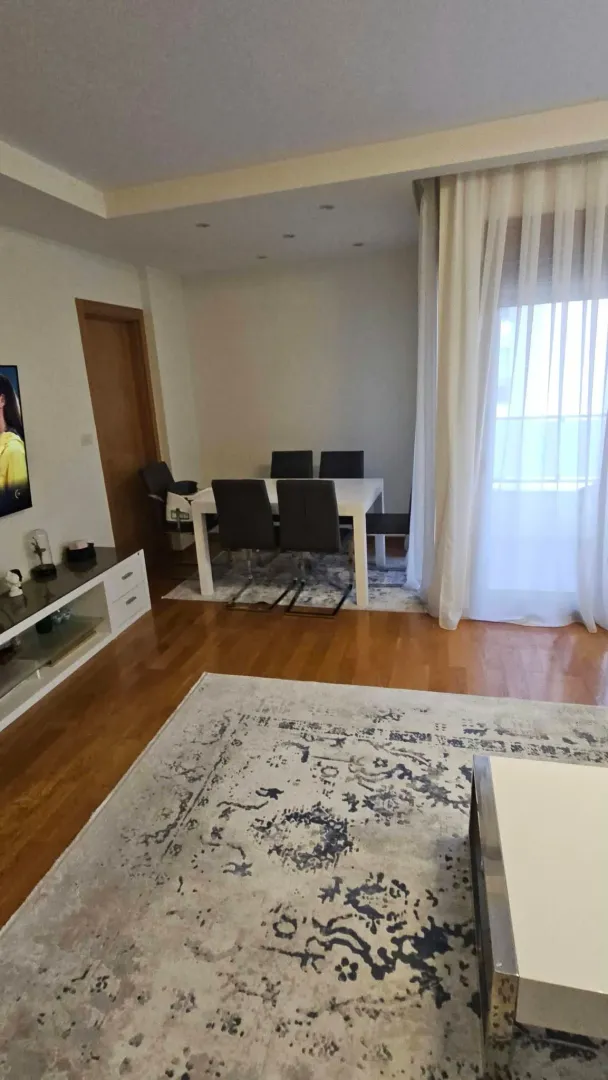 Dnevni boravak sa trpezarijom i garniturom za sjedenje.