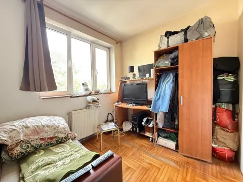 Nameštena spavaća soba sa krevetom, ormarom i radnim stolom. - image 4