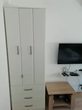 Spavaća soba sa ormarom i televizorom. - image 5