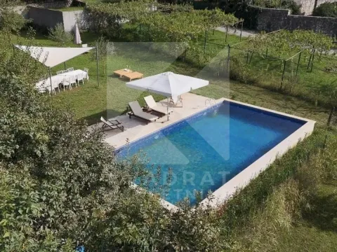 Pogled odozgo na dvorište sa bazenom i garniturom za sjedenje. - image 3